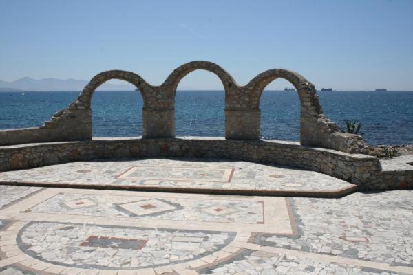 una panchina di pietra con l'oceano sullo sfondo di Theatraki a Selínia