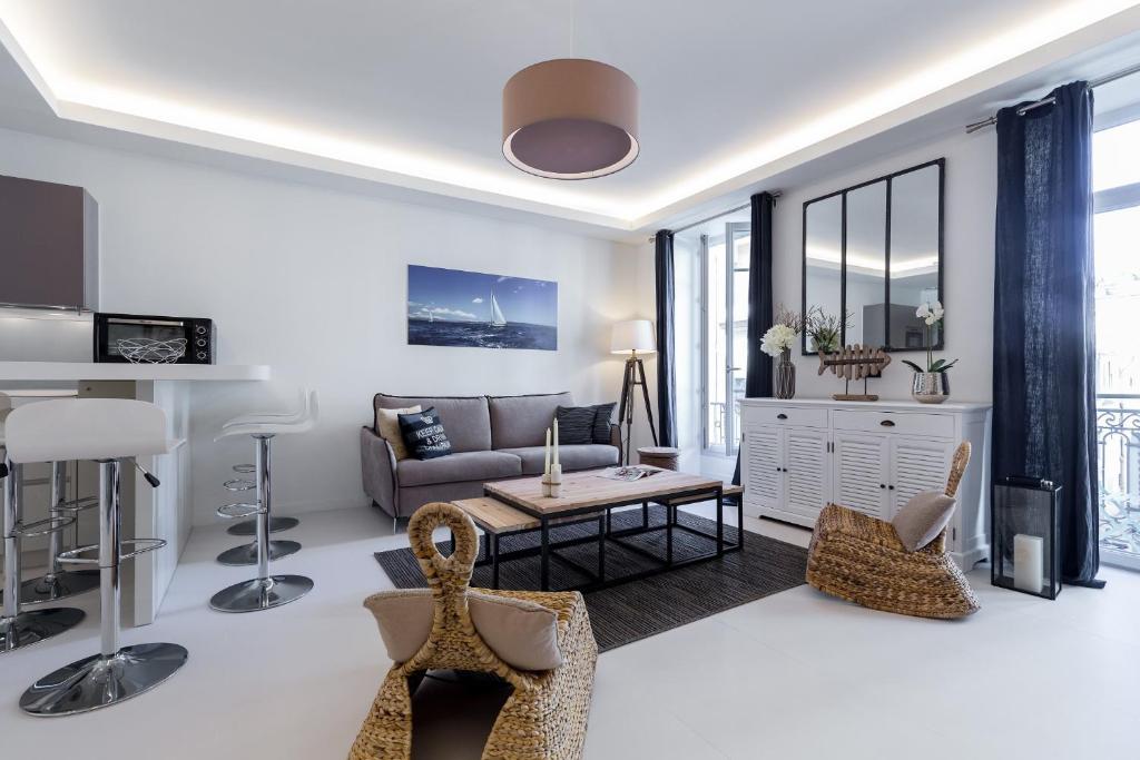 un salon avec un canapé et une table dans l'établissement DALPOZZO HYPER CENTRE PROCHE MER, à Nice