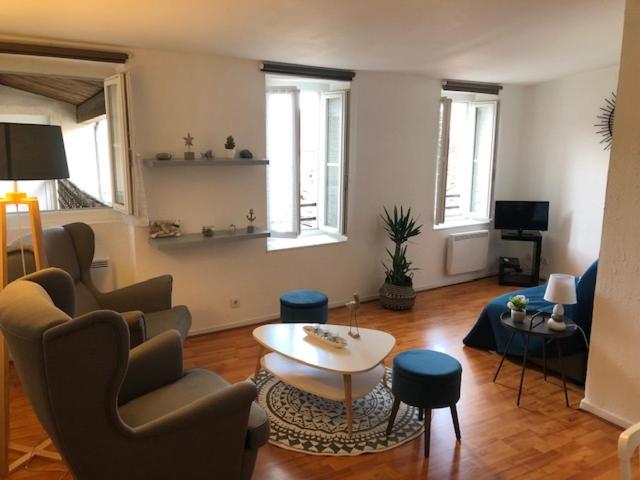 - un salon avec des chaises et une table dans l'établissement Very quiet 2-room apartment - Old Port, Town center, à La Rochelle