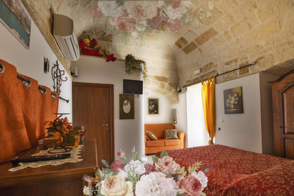 Un dormitorio con una cama con flores. en Casa Narciso en Polignano a Mare