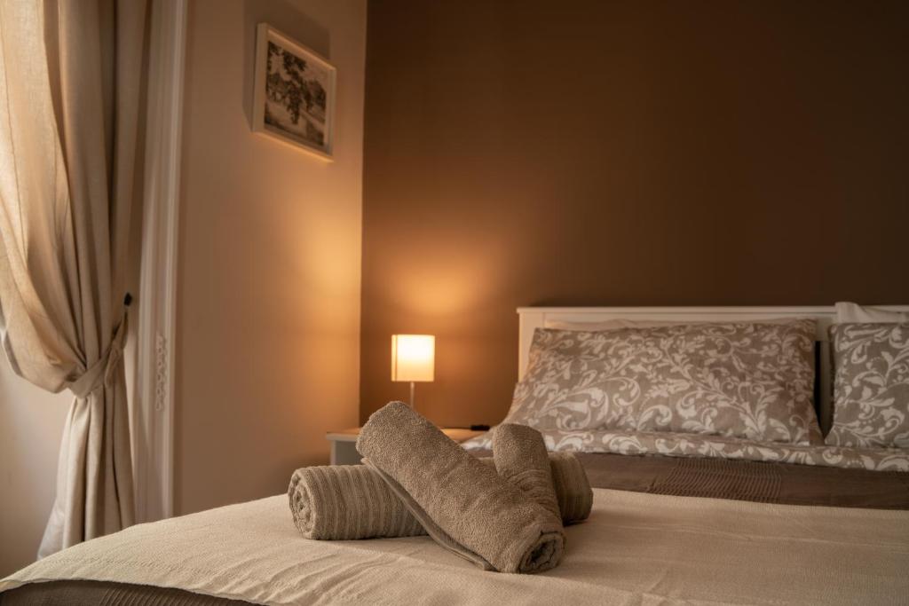 een slaapkamer met een bed met 2 kussens erop bij Sogno di un'epoca in Rome