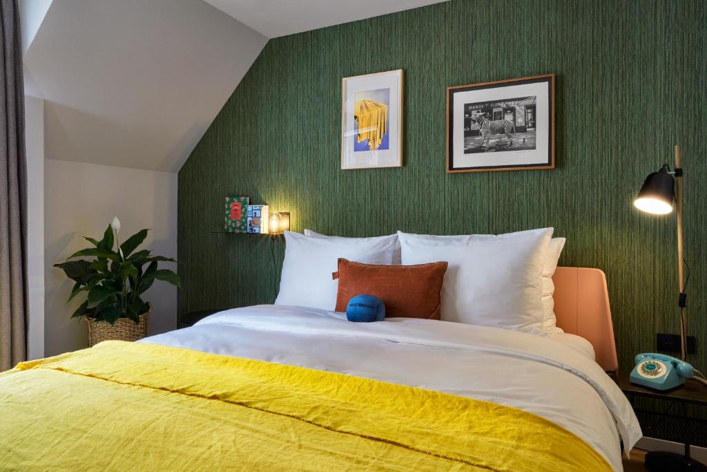 Ein Bett oder Betten in einem Zimmer der Unterkunft Max Brown Hotel 7th District, part of Sircle Collection
