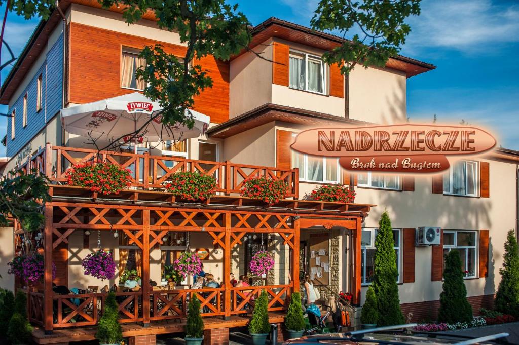 a hotel with a sign that reads mendride at Dom Wczasowy Nadrzecze in Brok