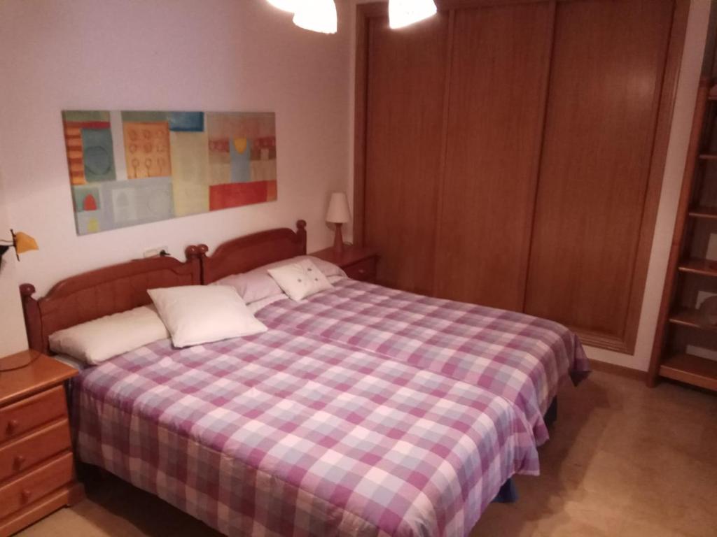 A bed or beds in a room at Apartamento A Peregrina (Silgar, Sanxenxo)