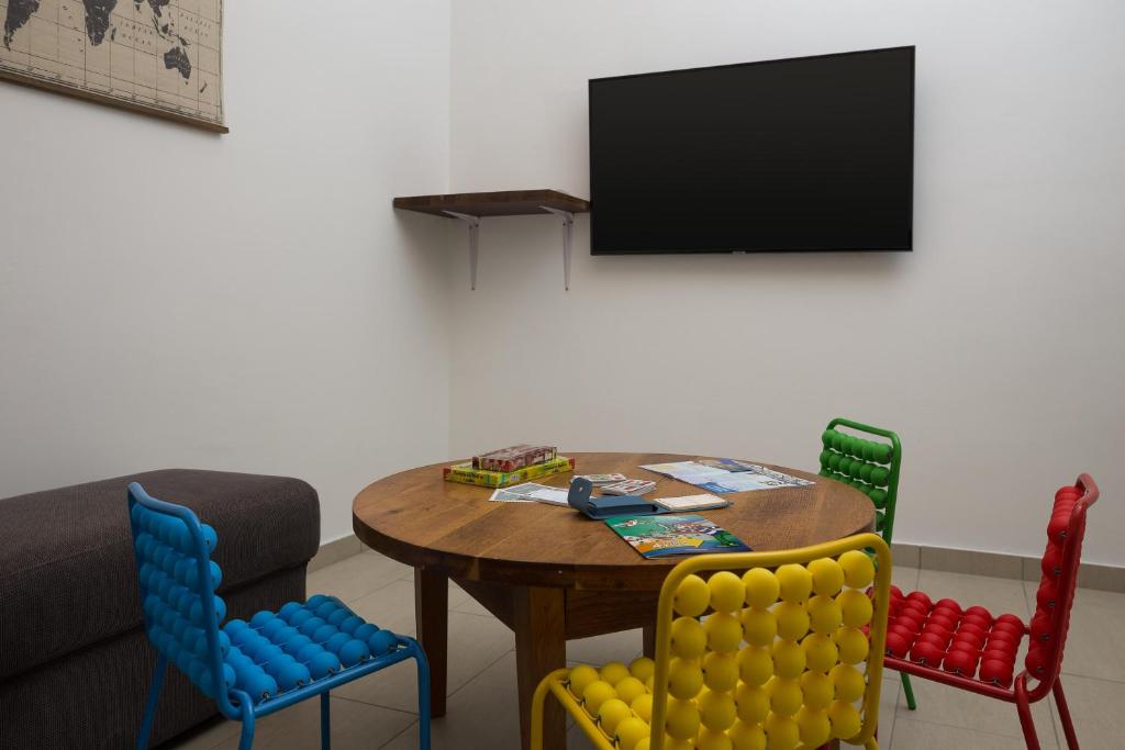 Televízia a/alebo spoločenská miestnosť v ubytovaní Absolute Beach Villa