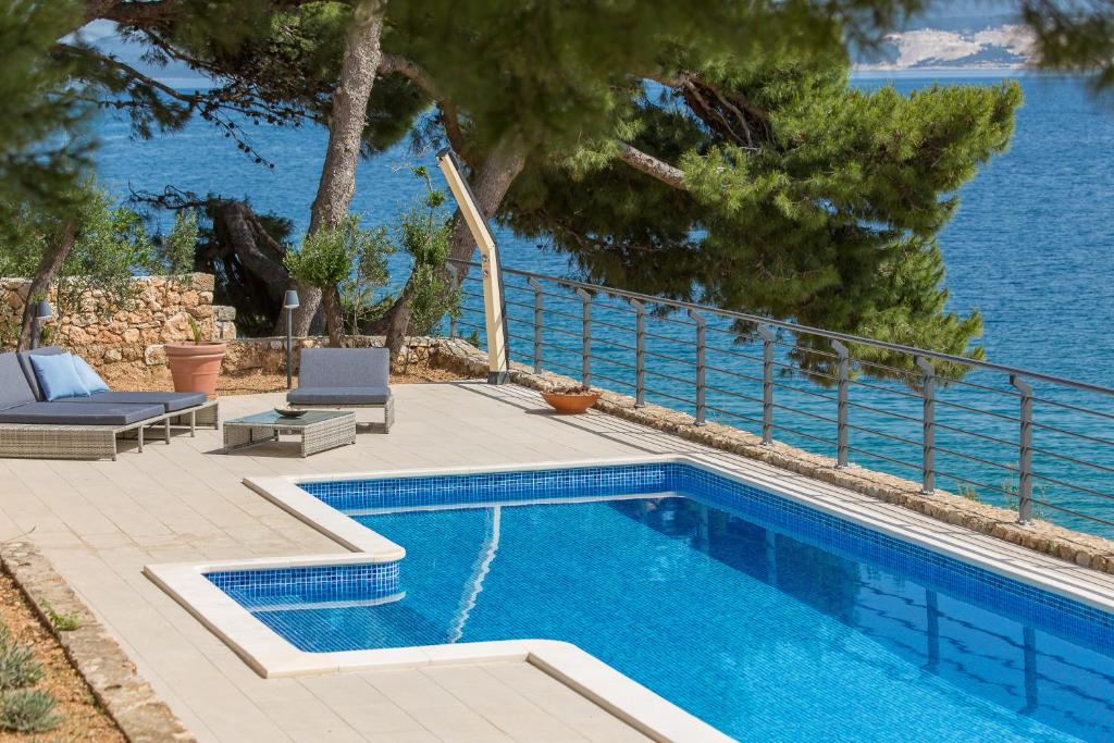 Bazén v ubytovaní Absolute Beach Villa alebo v jeho blízkosti