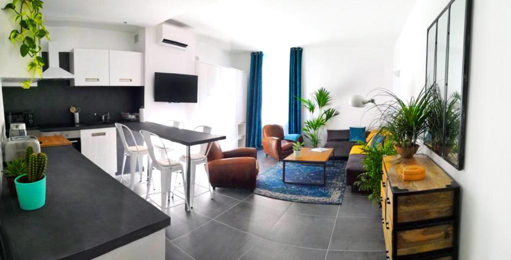 Il comprend une cuisine et un salon avec une table et des chaises. dans l'établissement Beautifully Bright Apartment in Old Town Saint-Tropez, à Saint-Tropez