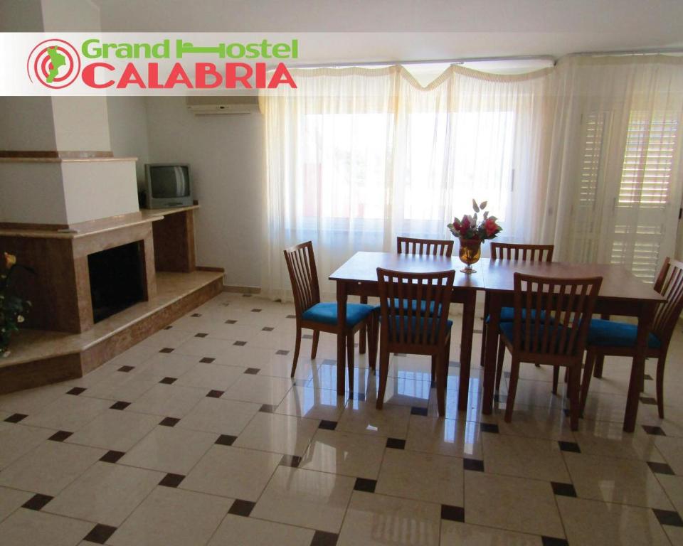 Televízia a/alebo spoločenská miestnosť v ubytovaní Grand Hostel Calabria