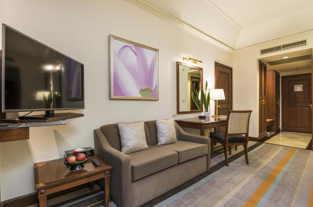 Ruang duduk di Hotel Chatrium Royal Lake Yangon