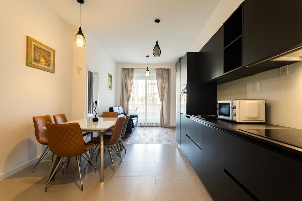 uma cozinha com mesa e cadeiras num quarto em Apartment Zeus Znjan Split em Split