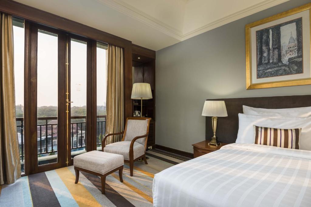 Katil atau katil-katil dalam bilik di Hotel Chatrium Royal Lake Yangon
