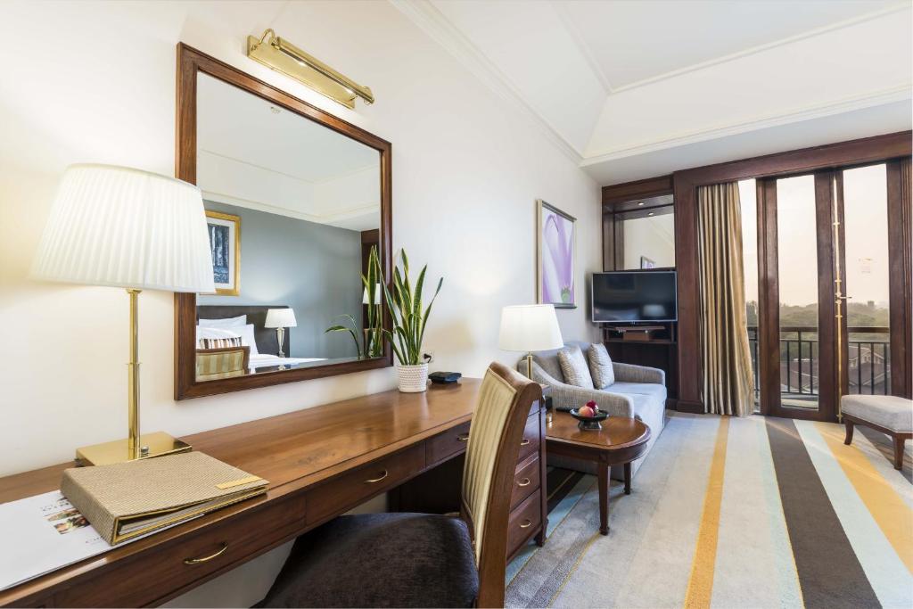 Ruang duduk di Hotel Chatrium Royal Lake Yangon