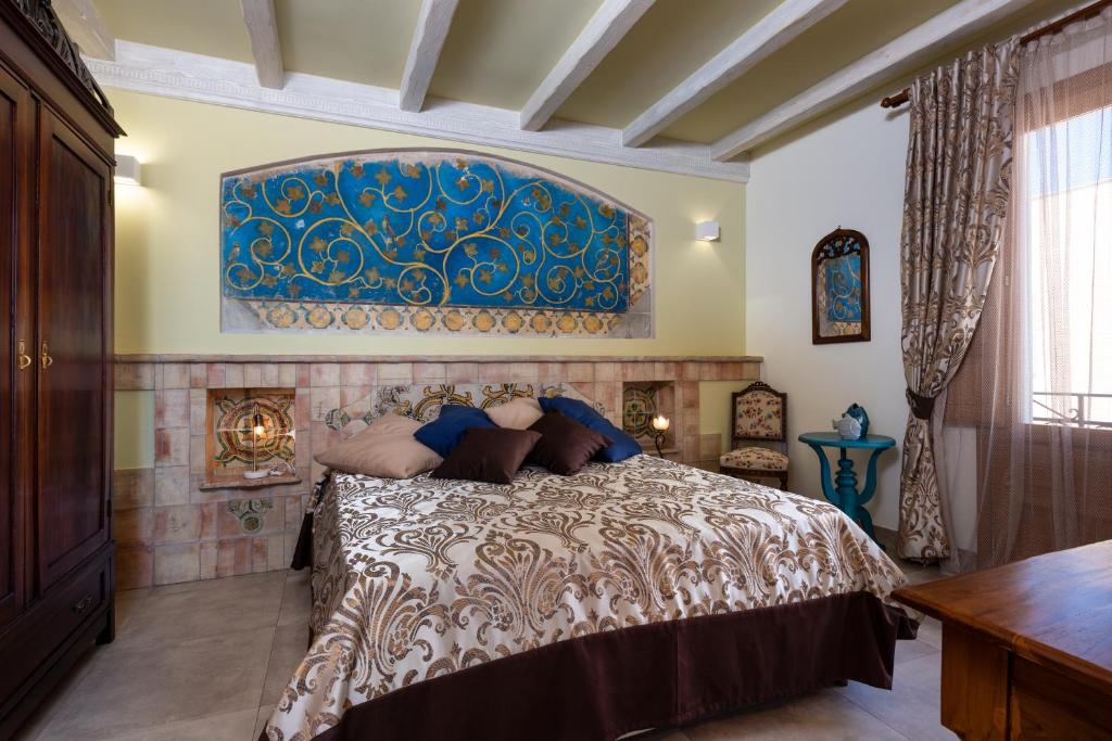 sypialnia z łóżkiem i niebiesko-białą ścianą w obiekcie Azulè w mieście San Vito lo Capo