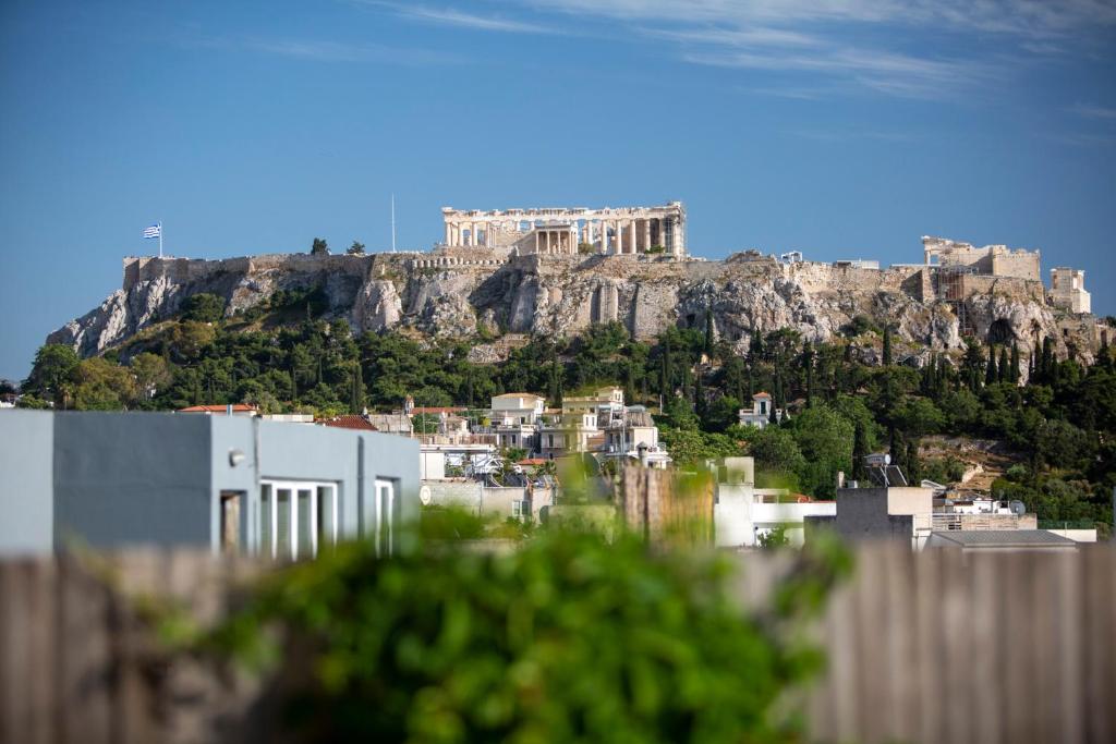 uma vista para a acrópole de Atenas a partir de uma cidade em Impressive apartment with amazing views - MK1 em Atenas