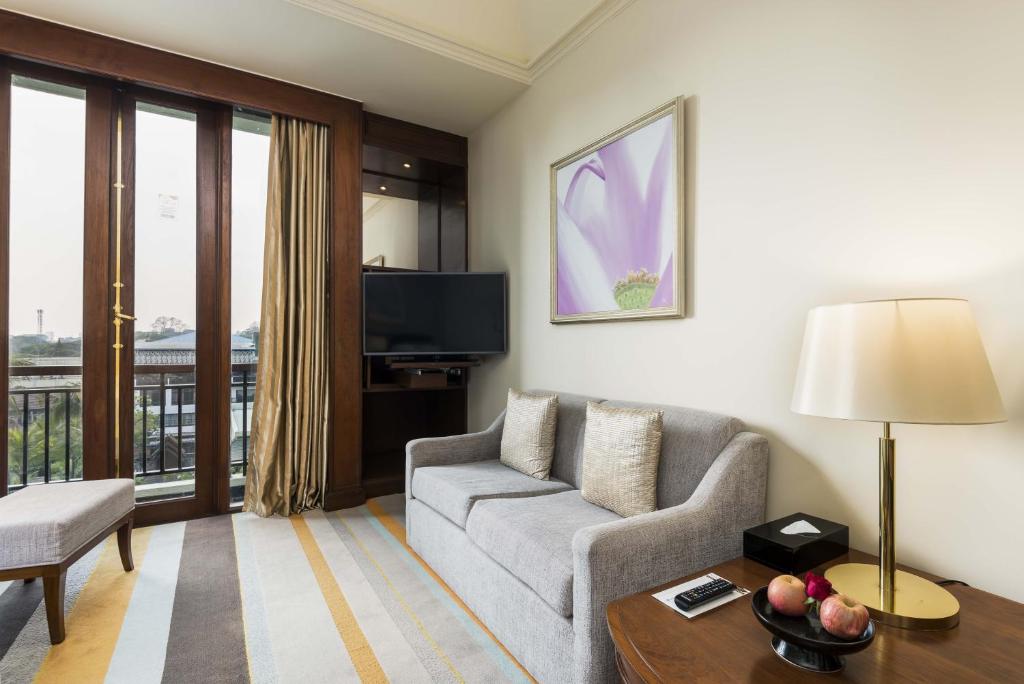 Ruang duduk di Hotel Chatrium Royal Lake Yangon