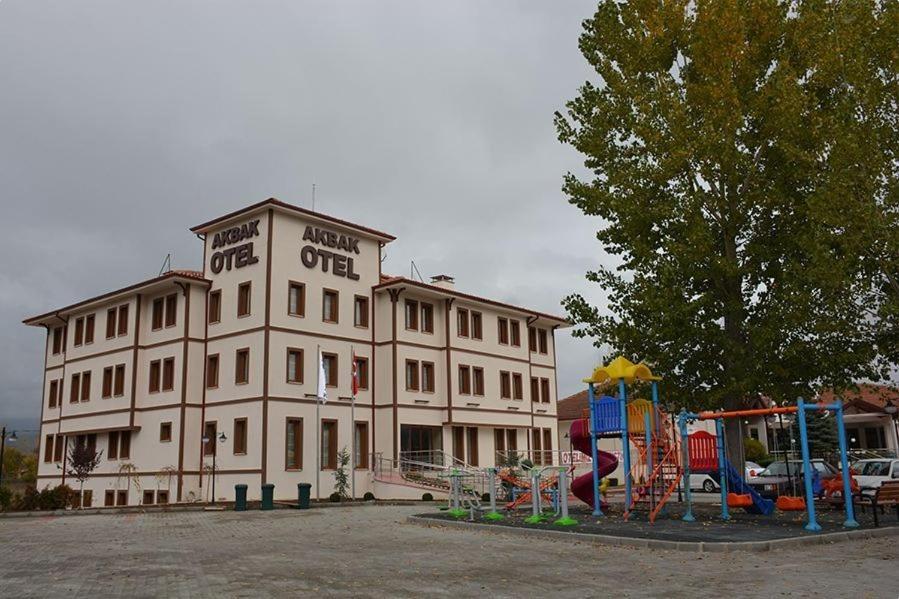 um grande edifício branco com um parque infantil em frente em AKBAK OTEL em Çankırı