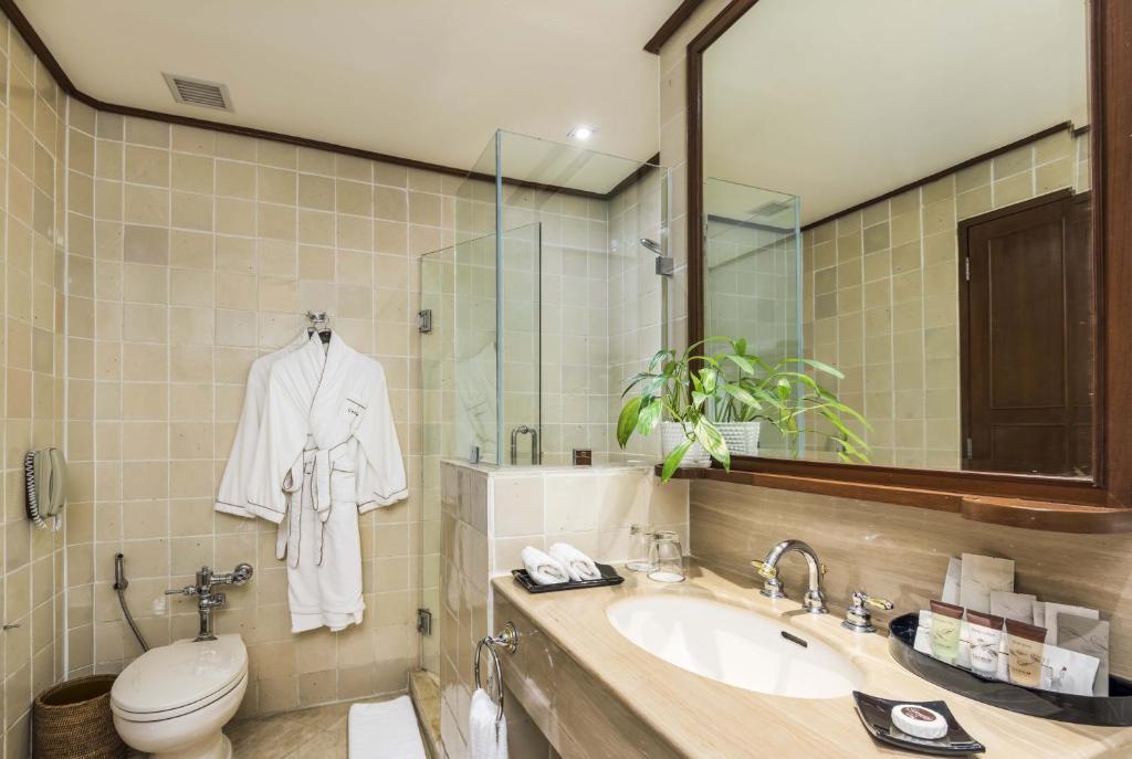 Bilik mandi di Hotel Chatrium Royal Lake Yangon