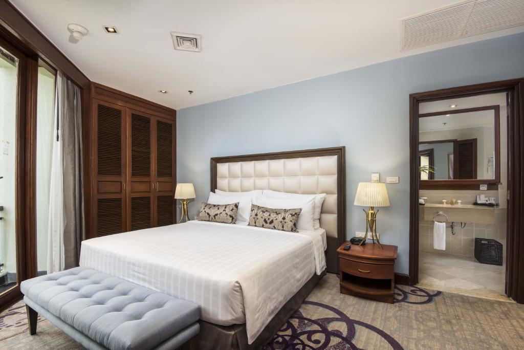 Katil atau katil-katil dalam bilik di Hotel Chatrium Royal Lake Yangon