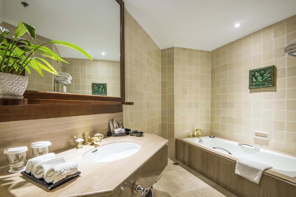 Bilik mandi di Hotel Chatrium Royal Lake Yangon