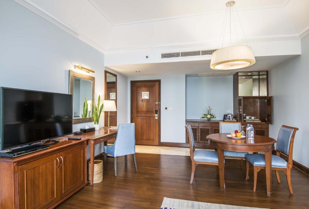 Televisyen dan/atau pusat hiburan di Hotel Chatrium Royal Lake Yangon