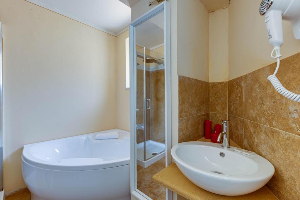 A bathroom at Residenza d'Epoca Sant Egidio