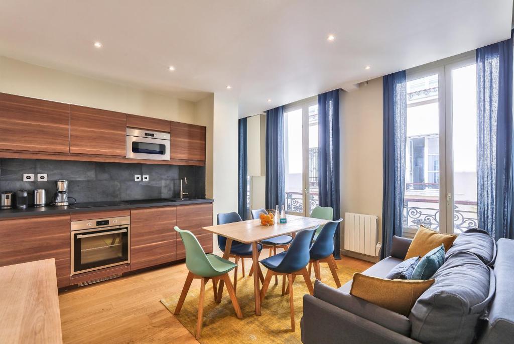 - un salon avec un canapé et une table dans l'établissement 71 - Amazing Apartment in Le Marais, à Paris