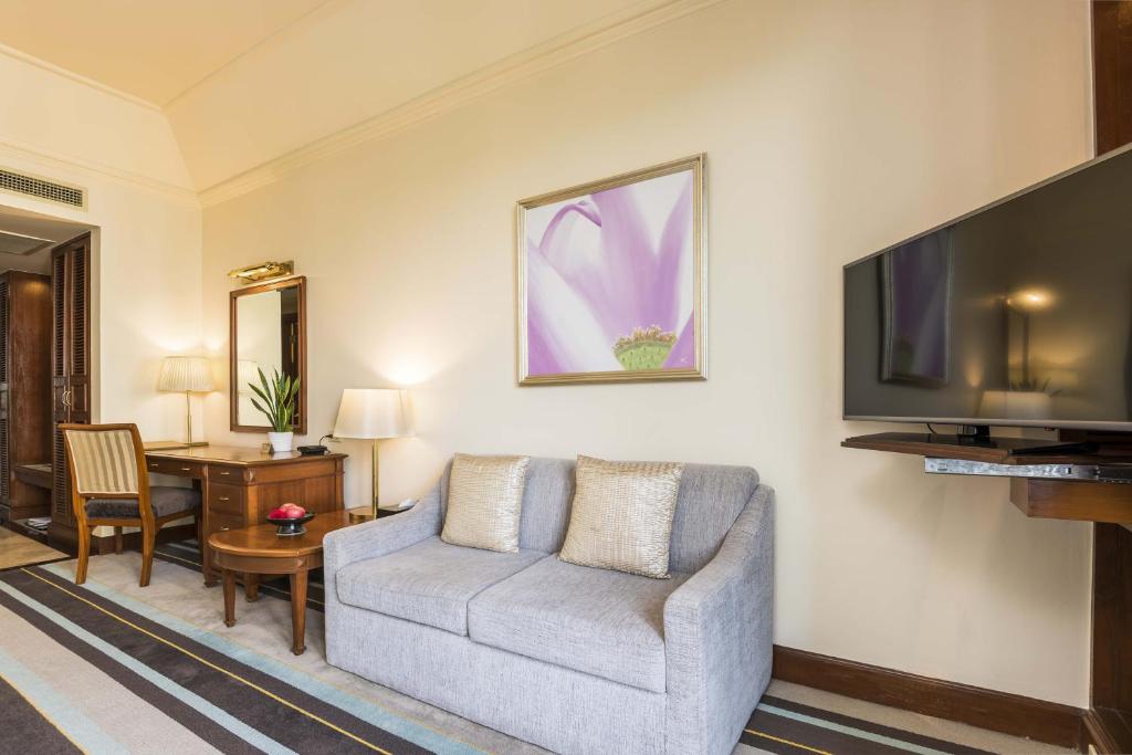 Ruang duduk di Hotel Chatrium Royal Lake Yangon