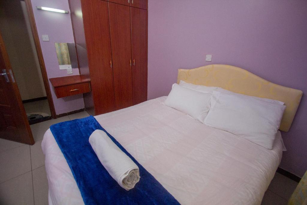 Postel nebo postele na pokoji v ubytování Essy's Furnished Homes Nakuru with pool & GYM