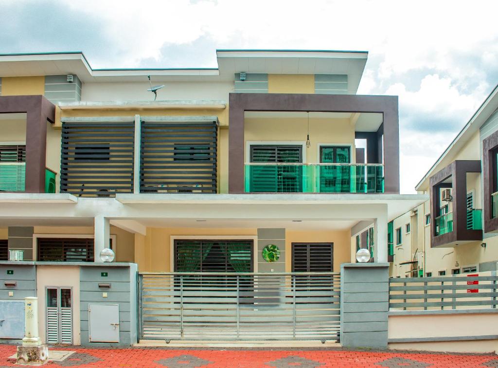 een huis met een balkon ervoor bij TROPICAL LIVINGS MERU IPOH HOMESTAY by Grab A Stay in Ipoh