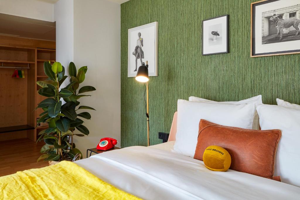 Ein Bett oder Betten in einem Zimmer der Unterkunft Max Brown Hotel 7th District, part of Sircle Collection