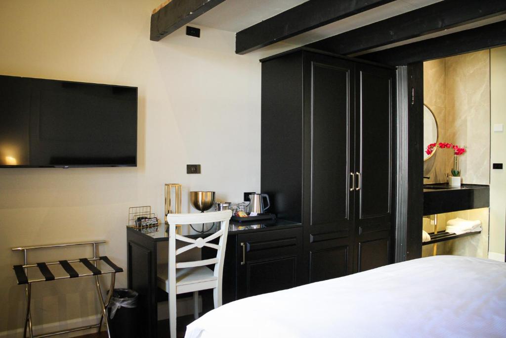 Postel nebo postele na pokoji v ubytování Jaffo Tel-Aviv King Gallery Boutique Hotel