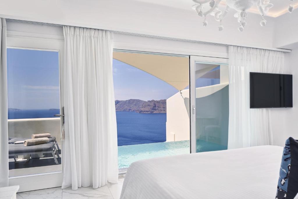 Postel nebo postele na pokoji v ubytování Canaves Oia Suites - Small Luxury Hotels of the World