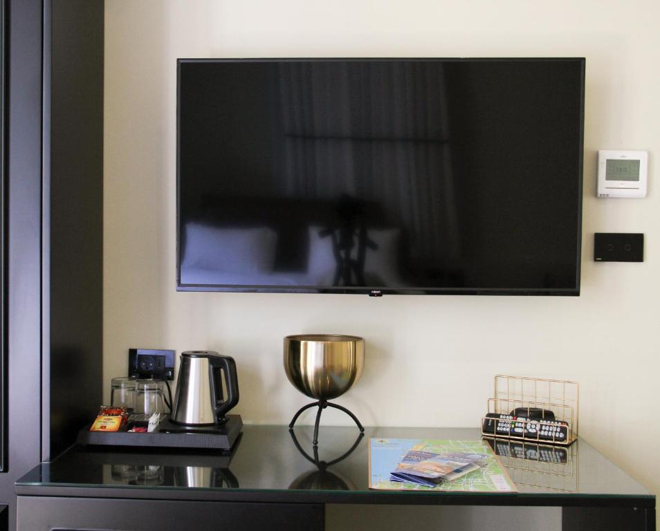 TV a/nebo společenská místnost v ubytování Jaffo Tel-Aviv King Gallery Boutique Hotel