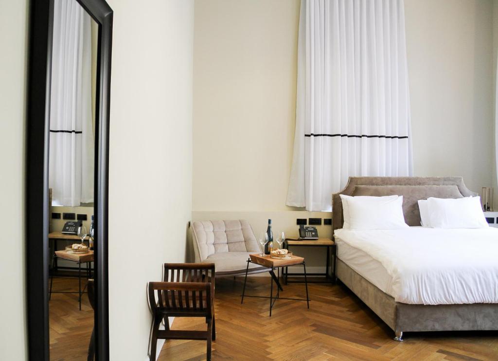 Postel nebo postele na pokoji v ubytování Jaffo Tel-Aviv King Gallery Boutique Hotel