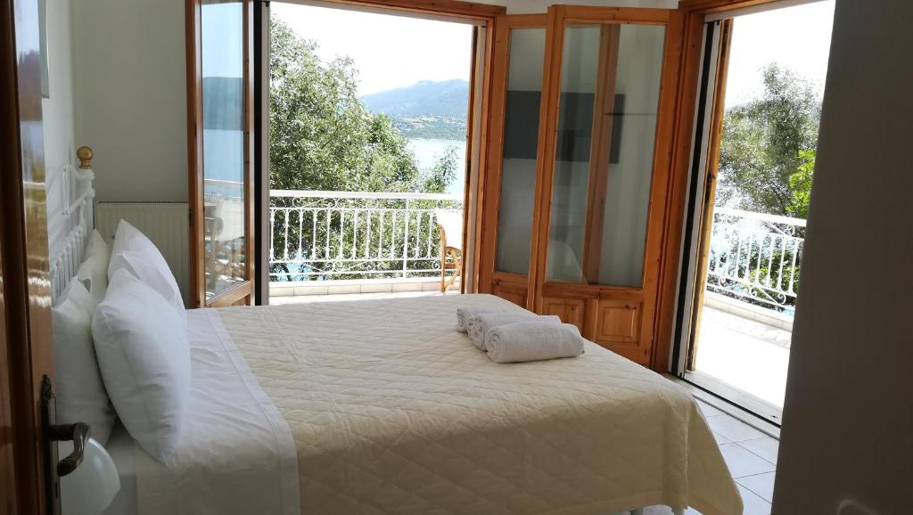 Postel nebo postele na pokoji v ubytování Tzeni Villa
