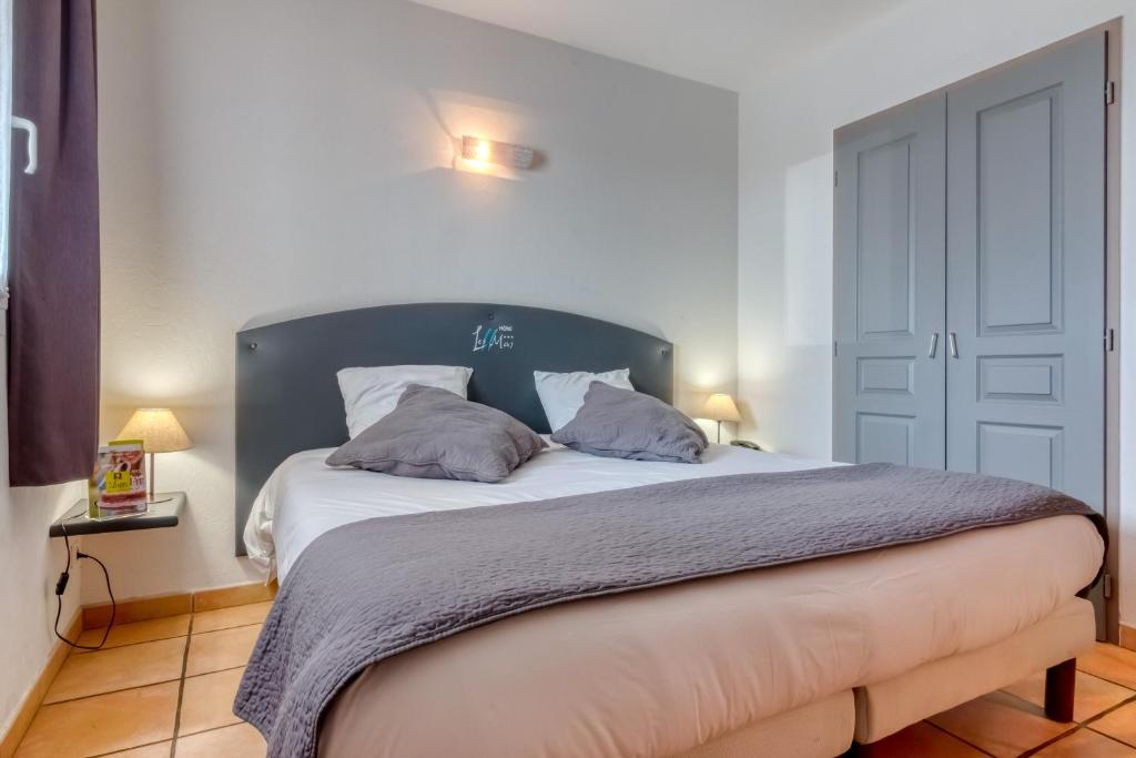 Postel nebo postele na pokoji v ubytování Logis Hôtel Les II Mas - Perpignan Sud
