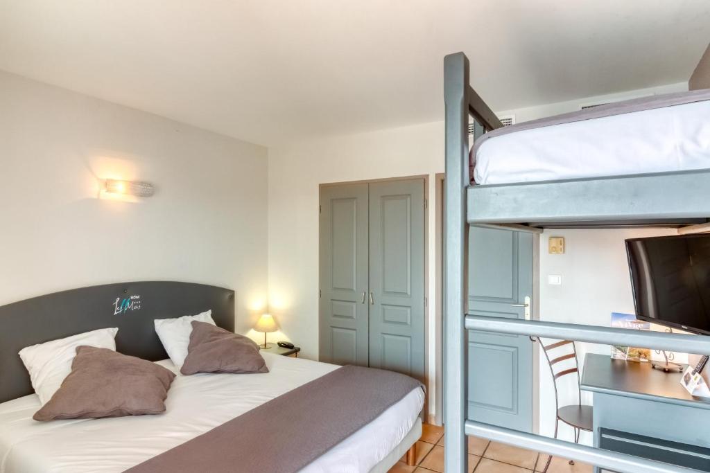 Postel nebo postele na pokoji v ubytování Logis Hôtel Les II Mas - Perpignan Sud
