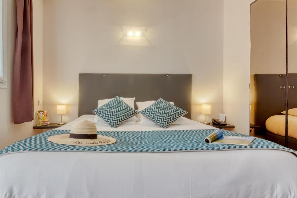 Postel nebo postele na pokoji v ubytování Logis Hôtel Les II Mas - Perpignan Sud