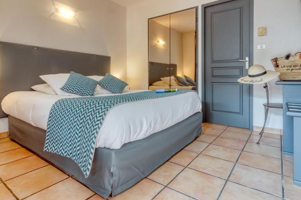 Postel nebo postele na pokoji v ubytování Logis Hôtel Les II Mas - Perpignan Sud