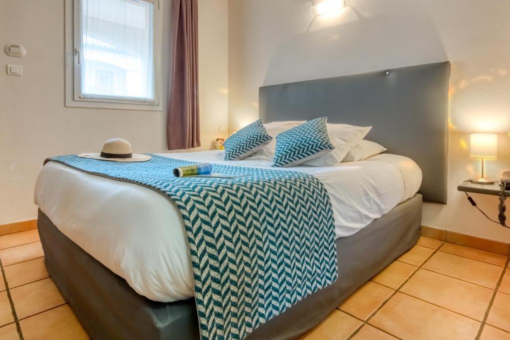 Postel nebo postele na pokoji v ubytování Logis Hôtel Les II Mas - Perpignan Sud