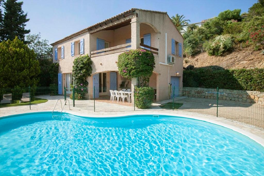 La Garonnette-PlageにあるVilla provençale avec piscine-56の大きなスイミングプールが目の前にある家