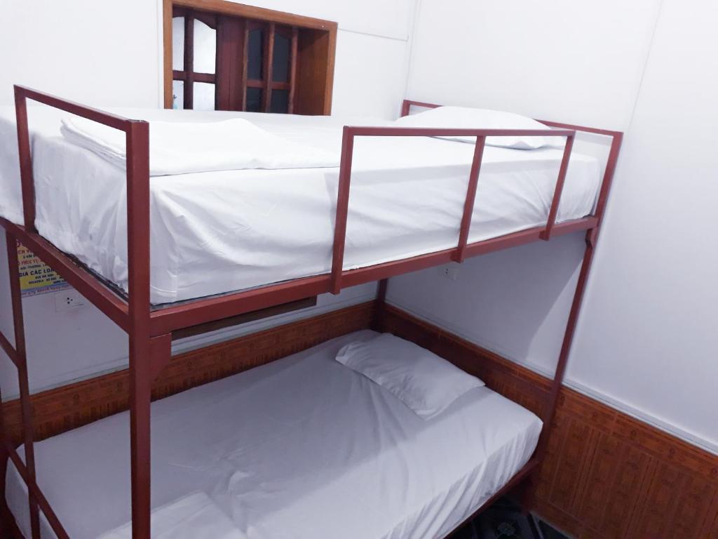 Dong Loan Hotel - Letto Nella Stanza Del Dormitorio Misto A 4 Letti