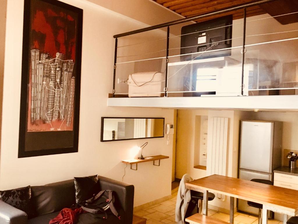 een woonkamer met een bank en een tafel bij Le Calme de l’Opera. in Lyon
