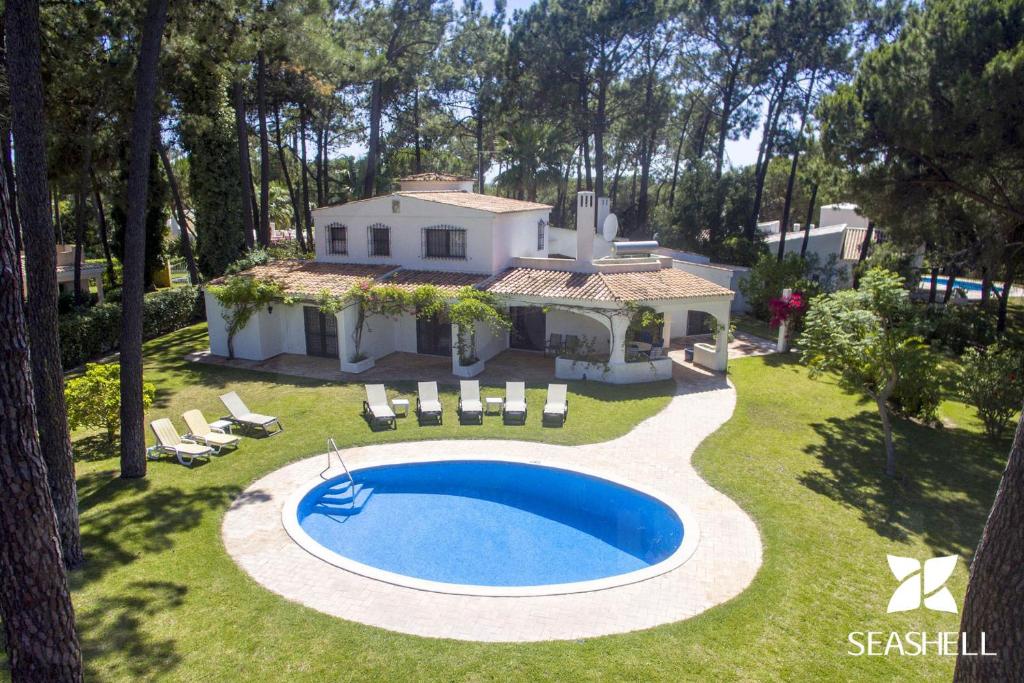 an aerial view of a house with a swimming pool at Villa Joselina in Vilamoura