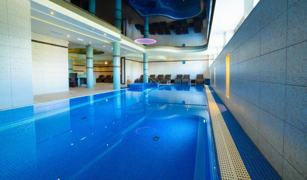 a large swimming pool in a large building at Greno Hotel & Spa in Karpacz