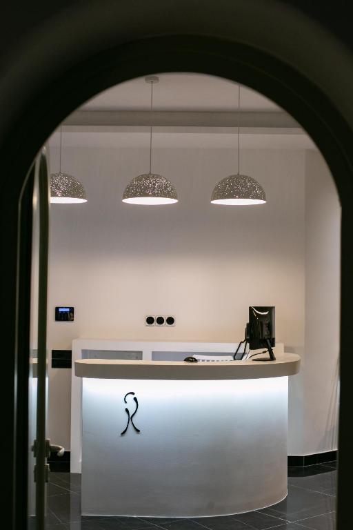 biały blat w pokoju z trzema światłami w obiekcie Kallos Imar Boutique Hotel w mieście Mesaria