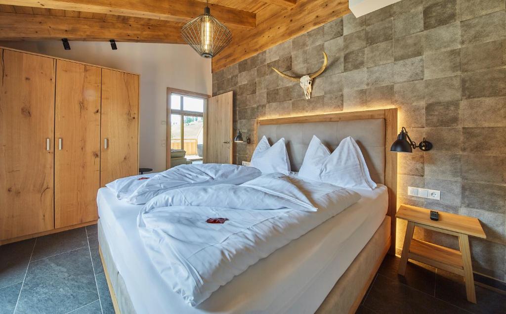 Postel nebo postele na pokoji v ubytování AlpenParks Hotel & Apartment Sonnleiten