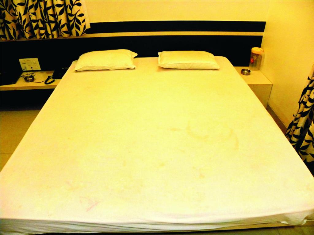 Postel nebo postele na pokoji v ubytování Hotel Shradha Saburi Palace