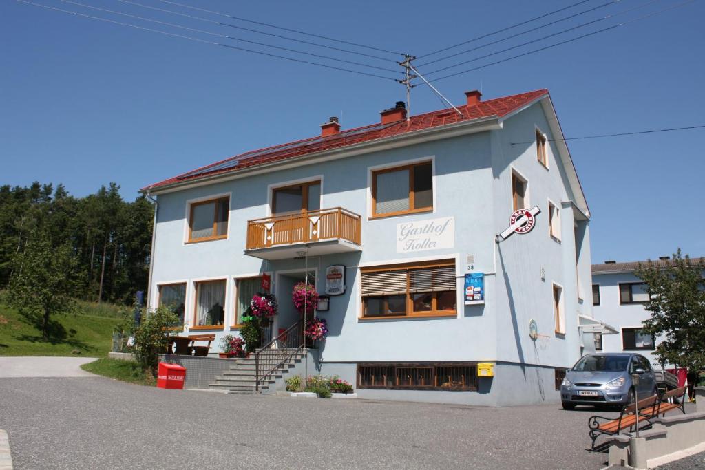 un edificio con un coche aparcado delante de él en Gasthof Koller en Mariasdorf