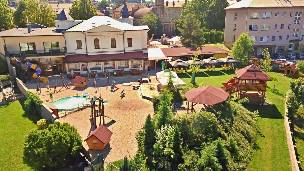 - Vistas aéreas a un parque con parque infantil en Penzion Bejby Turnov en Turnov